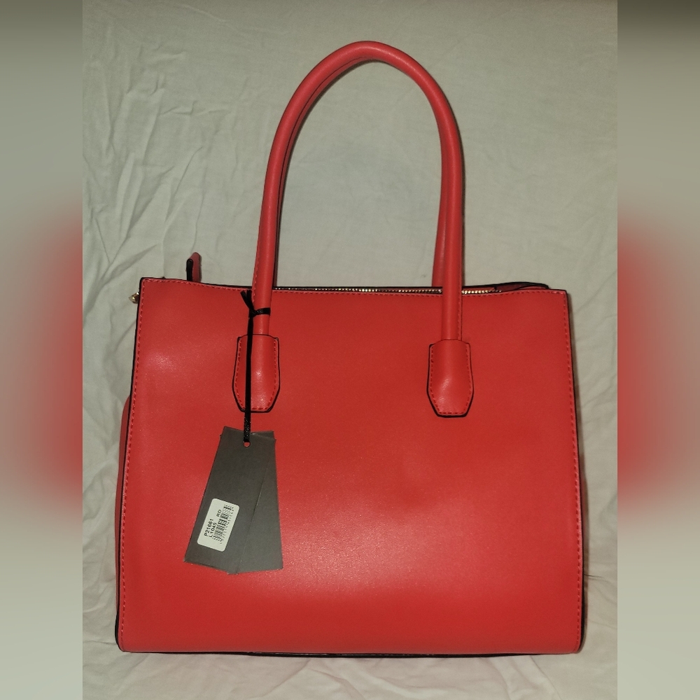 Stylish Red Handbag - Picture 2 of 4